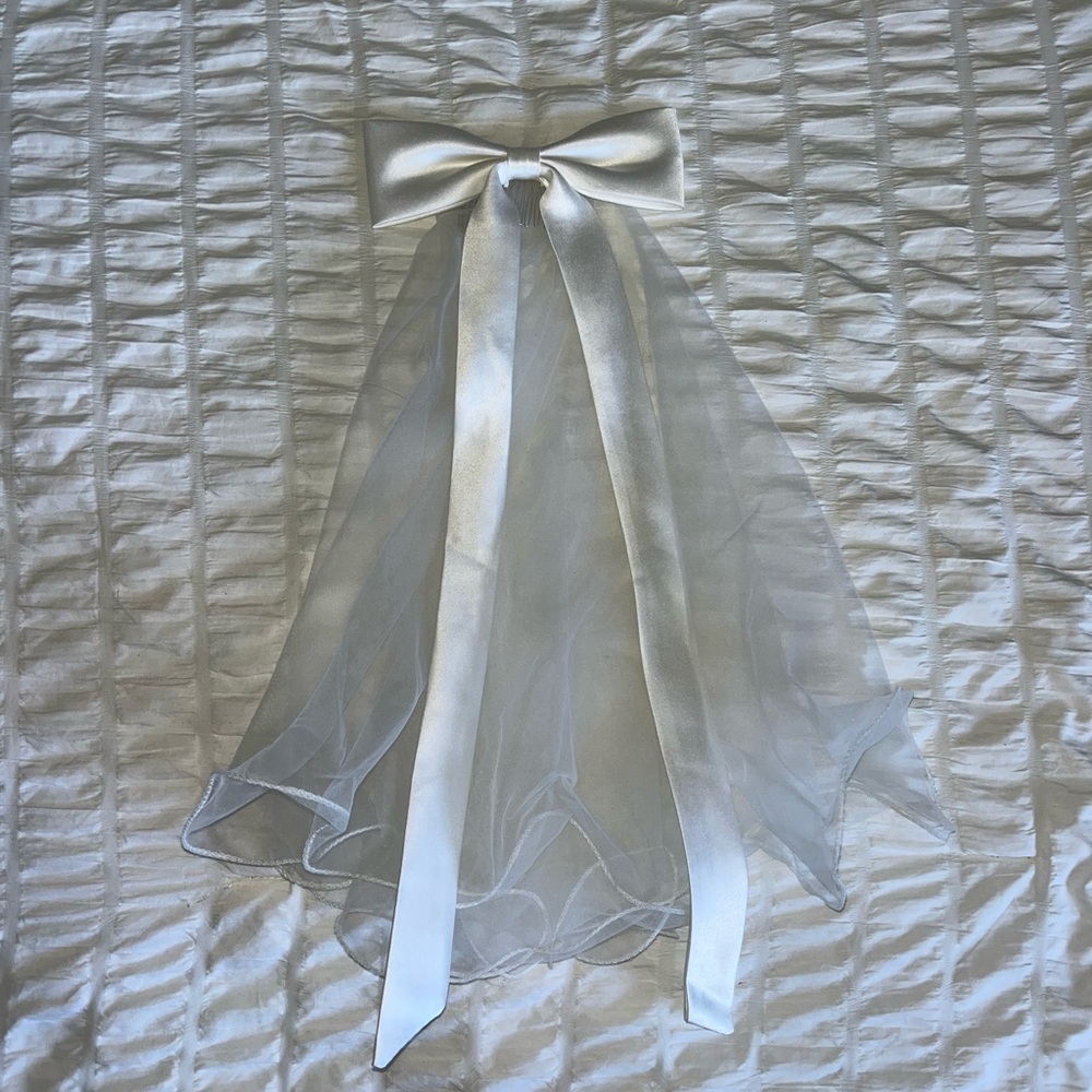 Short Veil with Bow